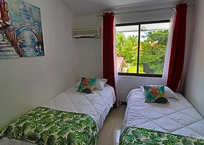 Сasa de vacaciones Colorful With Community Pool And Walking Distance From The *