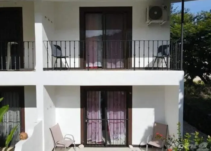 Colorful With Community Pool And Walking Distance From The Сasa de vacaciones Coco