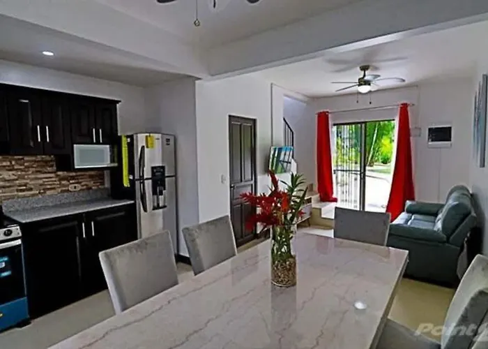 Сasa de vacaciones Colorful With Community Pool And Walking Distance From The Coco