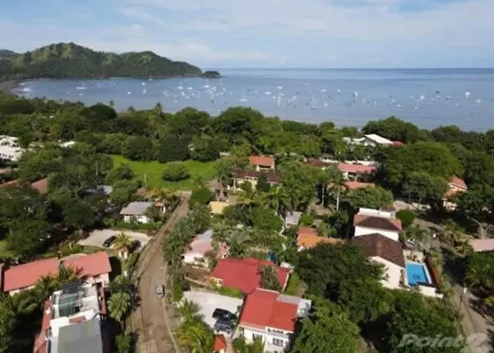 Colorful With Community Pool And Walking Distance From The Сasa de vacaciones