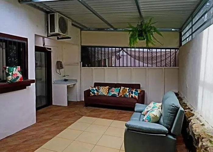 Colorful With Community Pool And Walking Distance From The Сasa de vacaciones *