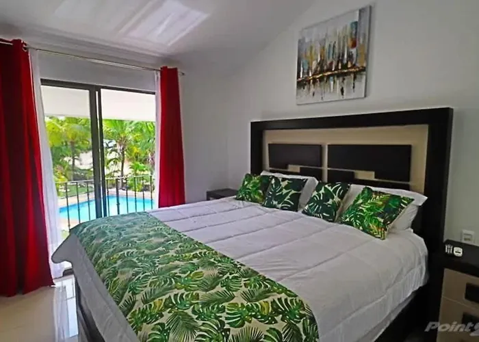 Colorful With Community Pool And Walking Distance From The * Coco